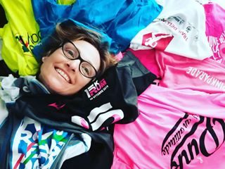 Giorno 8 Non ho resistito!!!
Tutte le maglie di eventi e gare fatte... da riordinare sul letto e mi ci sono tuffata
Come fosse il mare...
Mi sono sentita felice amo il mio lavoro, amo camminare, amo trasmettere alla gente la mia passione!!!
Ora resto a casa....state tutti tranquilli!!!
Mi tuffo e nuoto nella mia felicità.
Sono consapevole di quello che stiamo vivendo ma cosa ci posso fare ora più che mai ho voglia di stare bene...
E la felicità ....come diceva un cantautore famoso...
È uno stato permanente di amore per la vita❤️ #iorestoacasamavogliomigliorare
#iorestoacasafelice