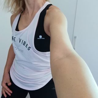 Giorno 9. Questo è il momento di rendere forte il nostro sistema immunitario. Scaricare lo stress, non trascuriamo la nostra salute.
Ma restiamo a casa. 
Io mi sono allenata con esercizi per rinforzare il piede...per poi camminare alla grande quando sarà il momento 😃❤️
.
.
#iorestoacasa #sport #style #life
#iorestoacasamavogliomigliorare #grosseto