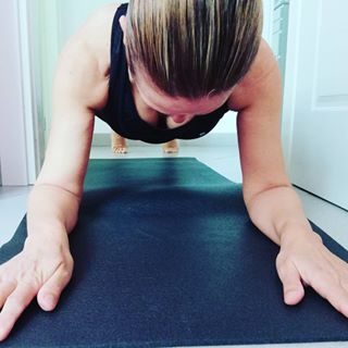 Plank Frontale
Gomiti flessi, in appoggio sugli avambracci e sulle punte dei piedi, sollevati da terra, tesi gli addominali la schiena piatta, le gambe distese tenere la posizione 30 secondi abbassarsi lentamente ripetere 3 volte con recupero tra una volta e l'altra

#iorestoacasa #fitnessathome #iorestoacasamavogliomigliorare #grosseto
