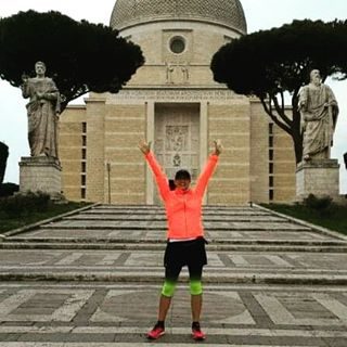 Giorno 24
Ricordi Motivanti
.
La mia prima Maratona 2 Aprile 2017 Roma
Una data che non mi scorderò mai!❤️
L'OBBIETTIVO. Volevo fare una Maratona camminando. Anche una gara così lunga inizia con un semplice passo.
L'ALLENAMENTO. Venti settimane dove mi sono alzata agli orari più impensabili per fare coincidere sport, lavoro e famiglia. Per chi sá cosa vuole c'è azione.
LA PAURA. Di non riuscire, di essere incapace, di non farcela. Ma la paura è normale se accompagnata dal coraggio.
IL TRAGUARDO. Arrivata alla meta sotto una pioggia incessante per 5 ore e 36 minuti. Io non ho mollato!
LA LEZIONE. Ho imparato che lo scopo di un obbiettivo non è il raggiungimento dello stesso. Ma la persona che diventi nel perseguirlo.
Segni particolari : MARATONETA 
#iorestoacasa
#iorestoacasamamimuovo #camminata #camminataveloce #camminarefabene #fitwalking #walking #fitness #welness #benessere #powerwalking