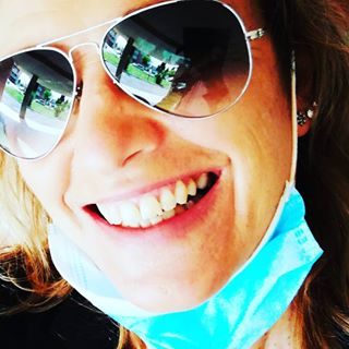 Dalla terrazza della Roby
Conto alla rovescia 🏃🏼‍♀️🏃🏼‍♀️🏃🏼‍♀️
.
Scusate se una camminatrice folle, o una folle camminatrice è follemente felice😂😂😂
Si torna a camminare fuori all'aria aperta!!
Dopo 52 giorni reclusa su una terrazza mi sento emozionata come se domani fosse il primo giorno di scuola...
E sì dal 1 Maggio in Toscana e altre regioni si torna a camminare.
Festa dei lavoratori ma da quest'anno anche dei Camminatori.🥰🏃🏼‍♀️
Naturalmente con le dovute regole: * Dobbiamo partire dalla propria casa, e farvi ritorno (prima o poi) *Dobbiamo rimanere nel Comune di residenza. ( Prometto che lo giro tutto) *Da soli (camminare in solitaria aiuta a stare bene con noi stessi ...non è facile considerato sport estremo) *Se siamo dello stesso nucleo familiare o residenti nella stessa abitazione niente distanze di sicurezza e mascherine. (Bambini, adolescenti, mariti,  mogli, famiglie allargate, famiglie di fatto è bellissimo insieme, considerato sport di squadra) * Altrimenti circa due metri di distanza e mascherina.(credo che dovremmo convivere ancora per molto con questa regola)

Bene prontiiiiiiiiii??
Ah dimenticavo l'ultima regola strong:
Quando incontriamo qualcuno lungo la nostra strada sorridiamo e salutiamo....é molto contagioso, ma fá stare bene.

#vivalalibertá #walking #camminare #camminaresetipiacecipiaci #caminarefabene #powerwalking  #walkinggirls #bennessere #wellness