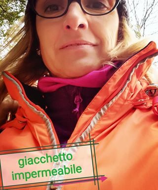 A spasso con la Roby
Come mi vesto?? ...oggi è grigio forse pioverà...
Niente scuse!!!
Si cammina lo stesso.
Parola chiave indossare giacchetto traspirante ma impermeabile, antivento con il cappuccio!
Se è colorato aiuta!basta il tempo di grigio.
Lo strato esterno è come la vostra armatura deve proteggervi dal freddo dalla pioggia e dal vento. Andiamo alla conquista del benessere.
Buona giornata a tutti!😃
.
.
#camminarefabene
#escoafare10000passi
#camminaresetipiacecipiaci
#powerwalking #fitnesswomen #strongwomen #fitnesslifestyle #walkingaround #walkingstreet #walkingtour #walkingtime #walkingalone